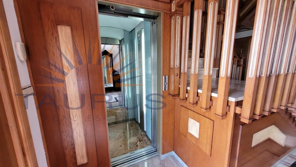 Villa for Sale in Caleta de Vélez