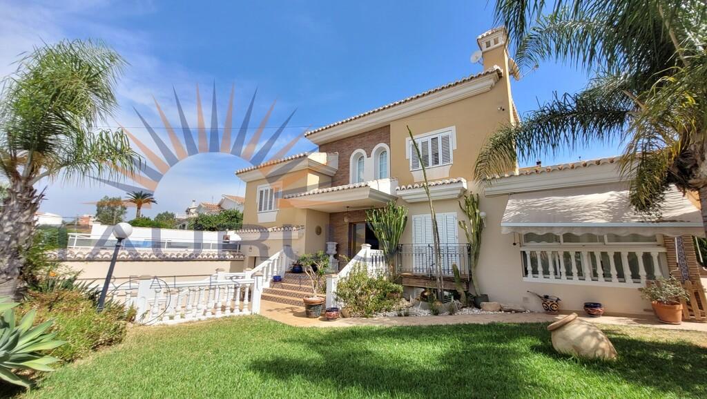 Villa for Sale in Caleta de Vélez