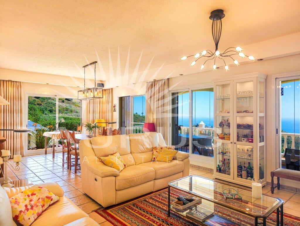 Villa for Sale in Arenas