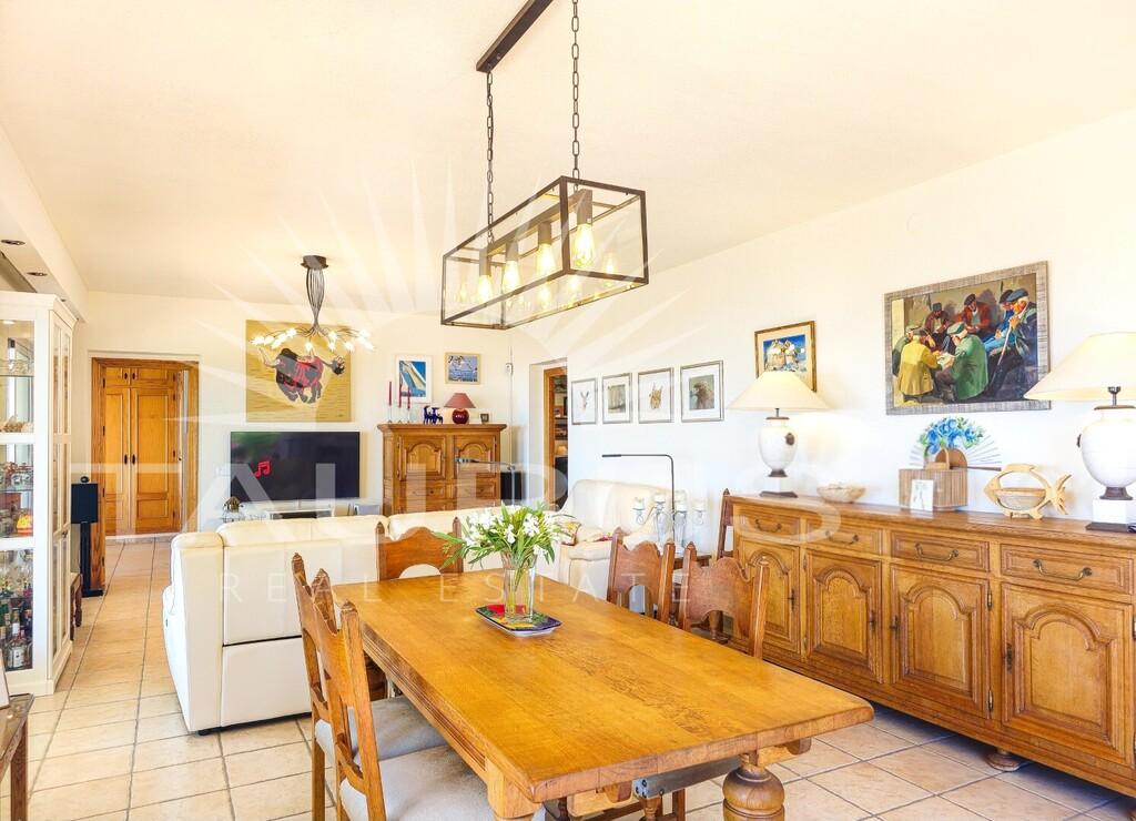 Villa for Sale in Arenas