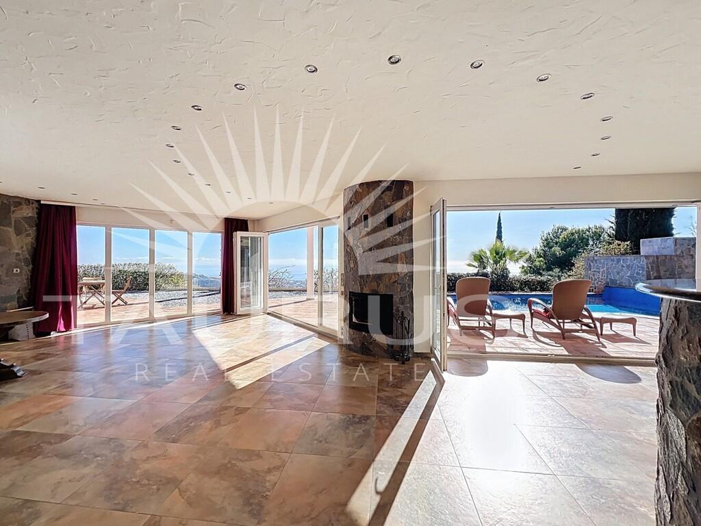 Villa for Sale in Algarrobo