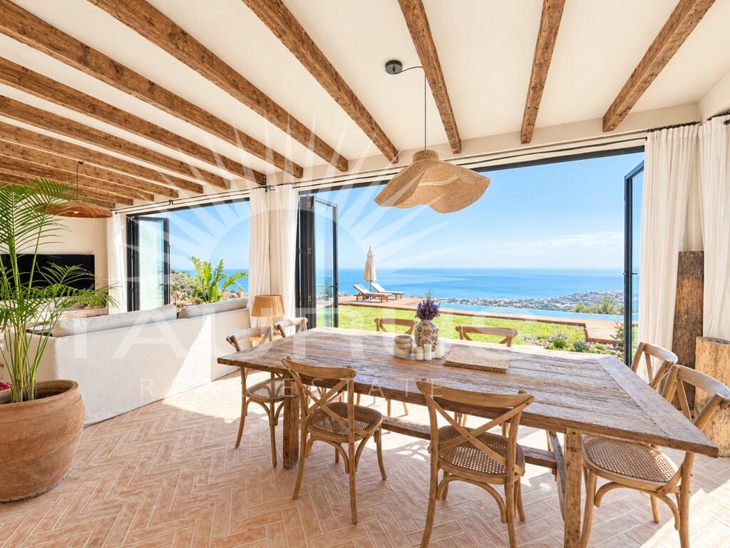 Villa for Sale in Algarrobo