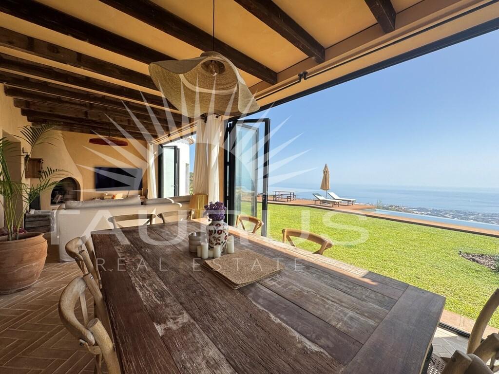 Villa for Sale in Arenas