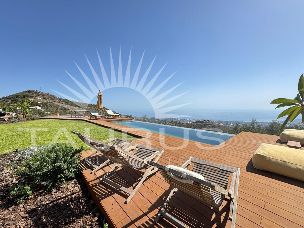 Villa for Sale in Algarrobo