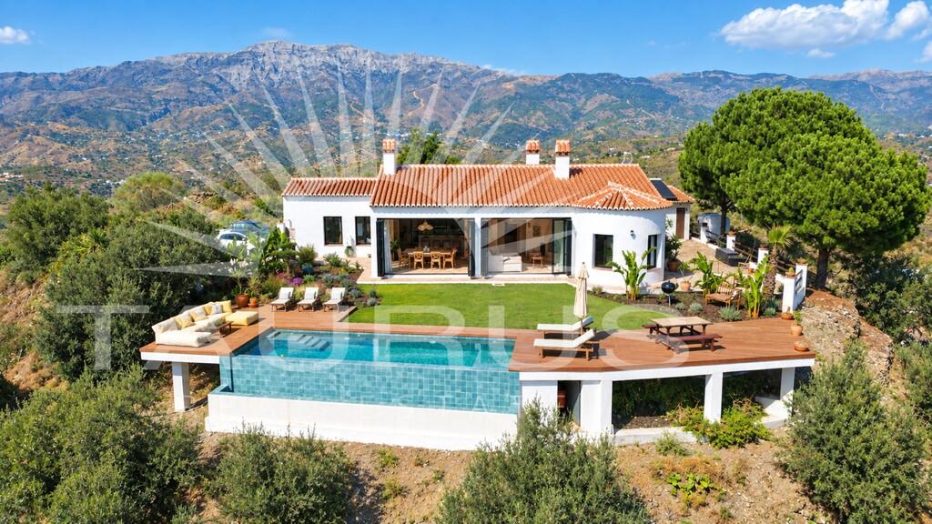 Villa for Sale in Algarrobo