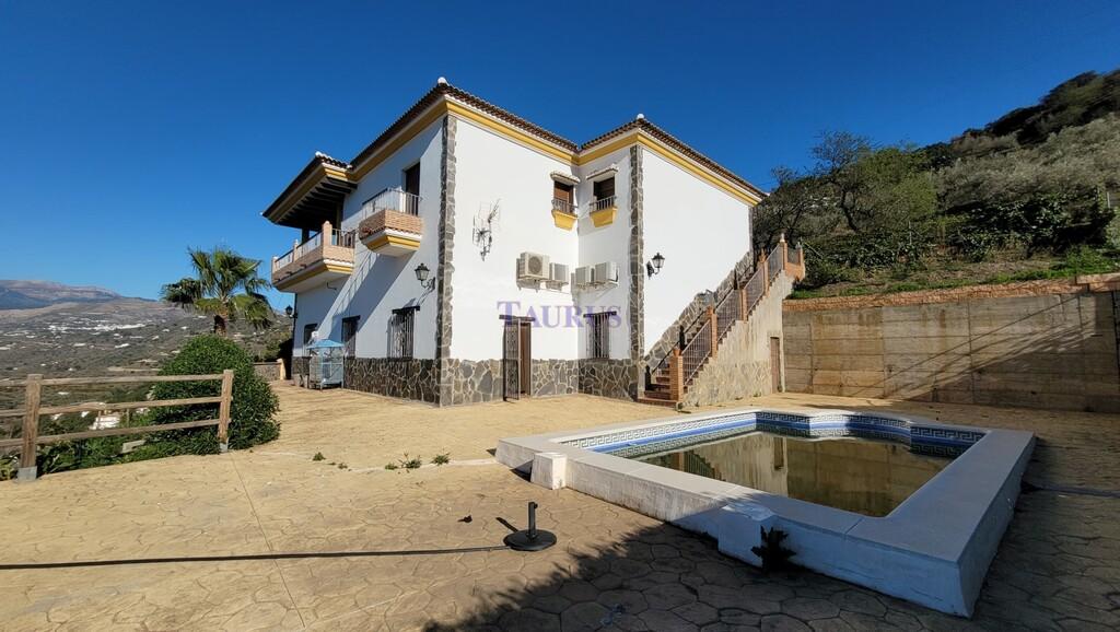 Villa for Sale in Sayalonga