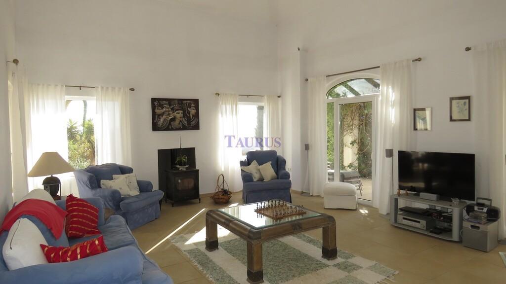Villa for Sale in Canillas de Aceituno
