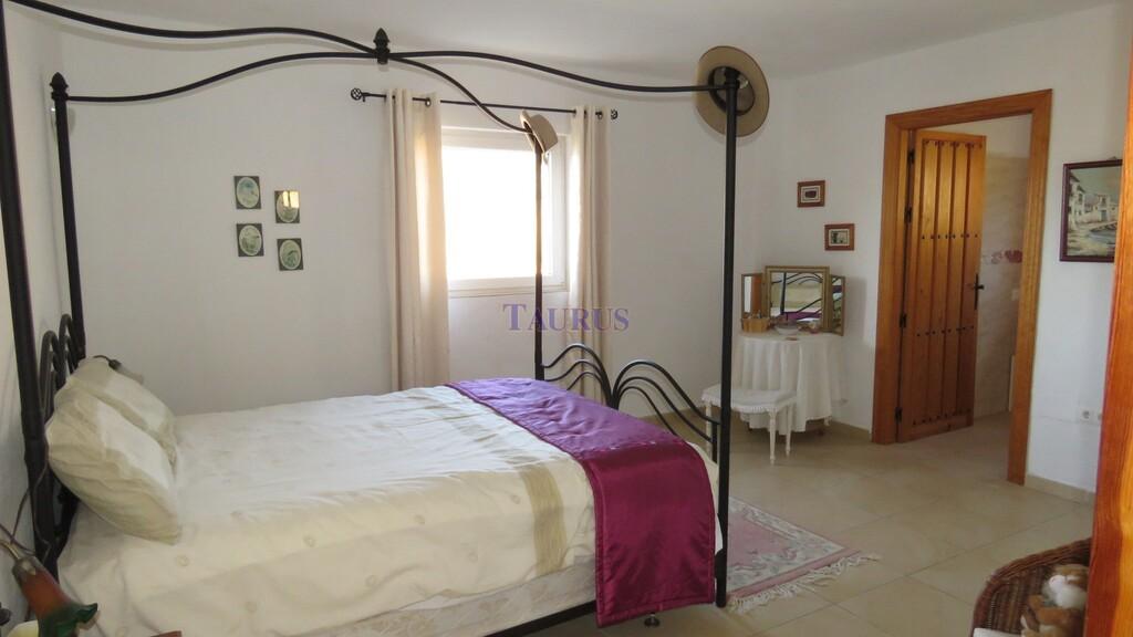 Villa for Sale in Canillas de Aceituno