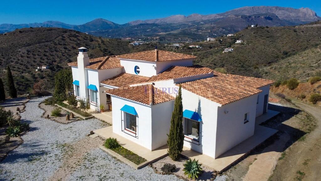 Villa for Sale in Canillas de Aceituno