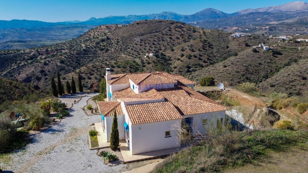 Villa for Sale in Canillas de Aceituno