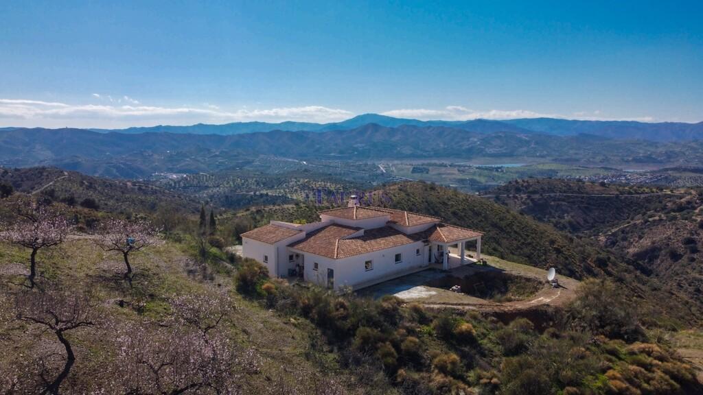 Villa for Sale in Canillas de Aceituno