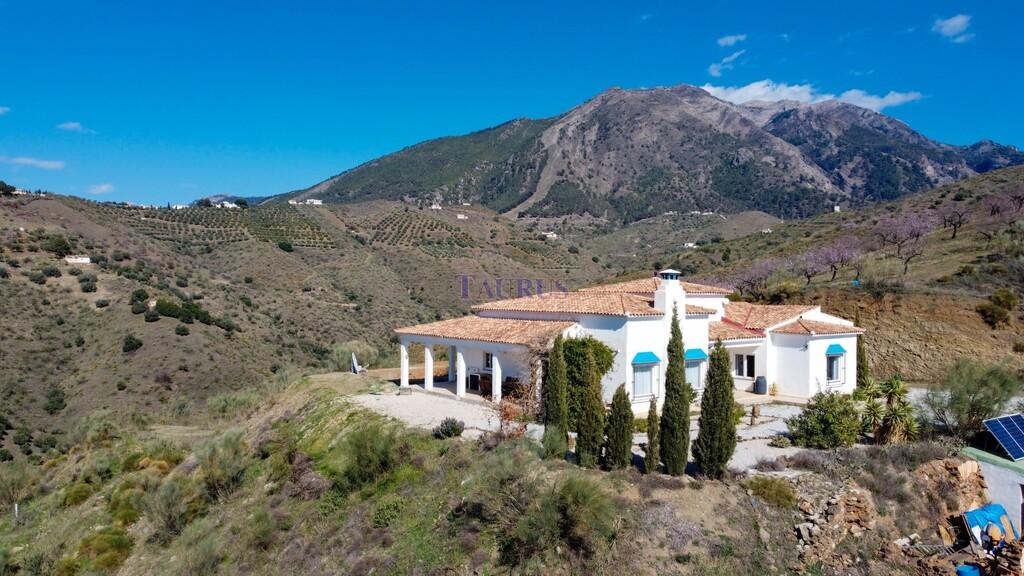 Villa for Sale in Canillas de Aceituno