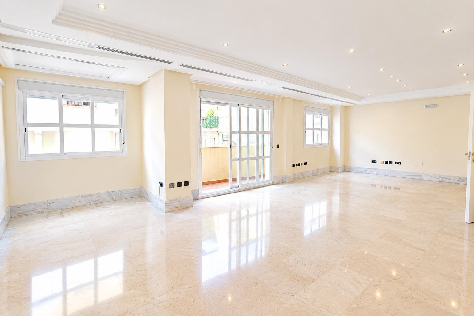 Premise for Sale in Benalmádena