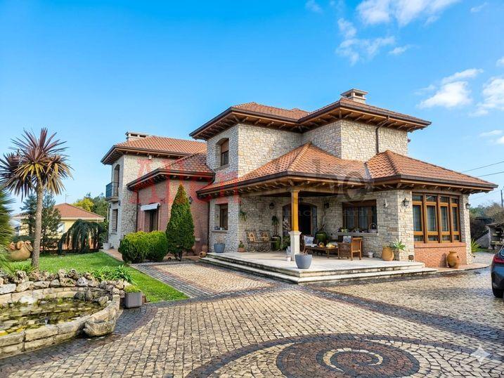 Chalet for Sale in Castrillón