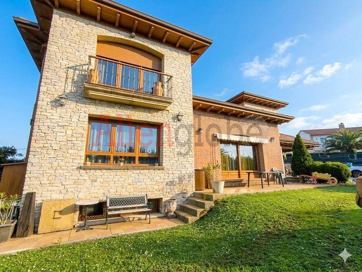Chalet for Sale in Castrillón