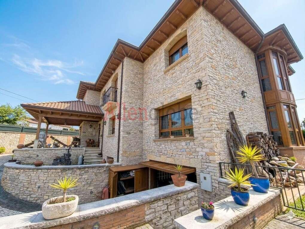 Chalet for Sale in Castrillón