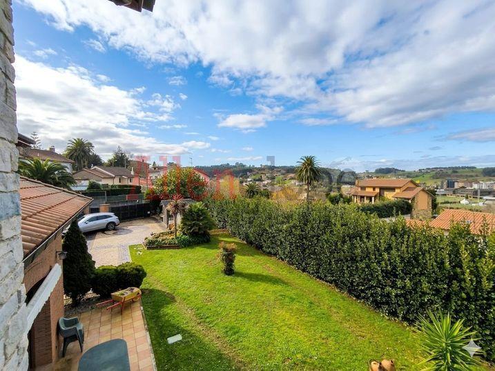 Chalet for Sale in Castrillón
