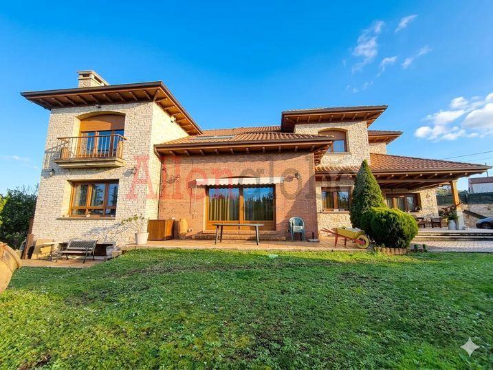 Chalet for Sale in Castrillón