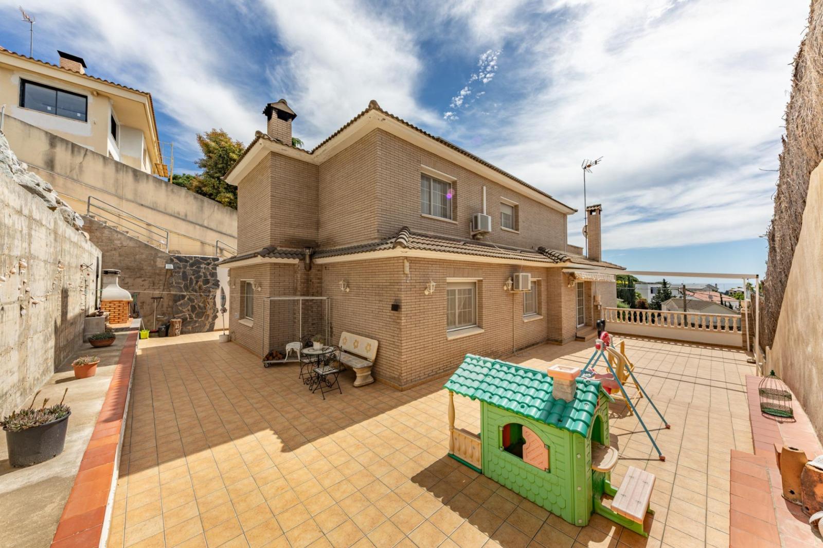 Chalet for Sale in Badalona