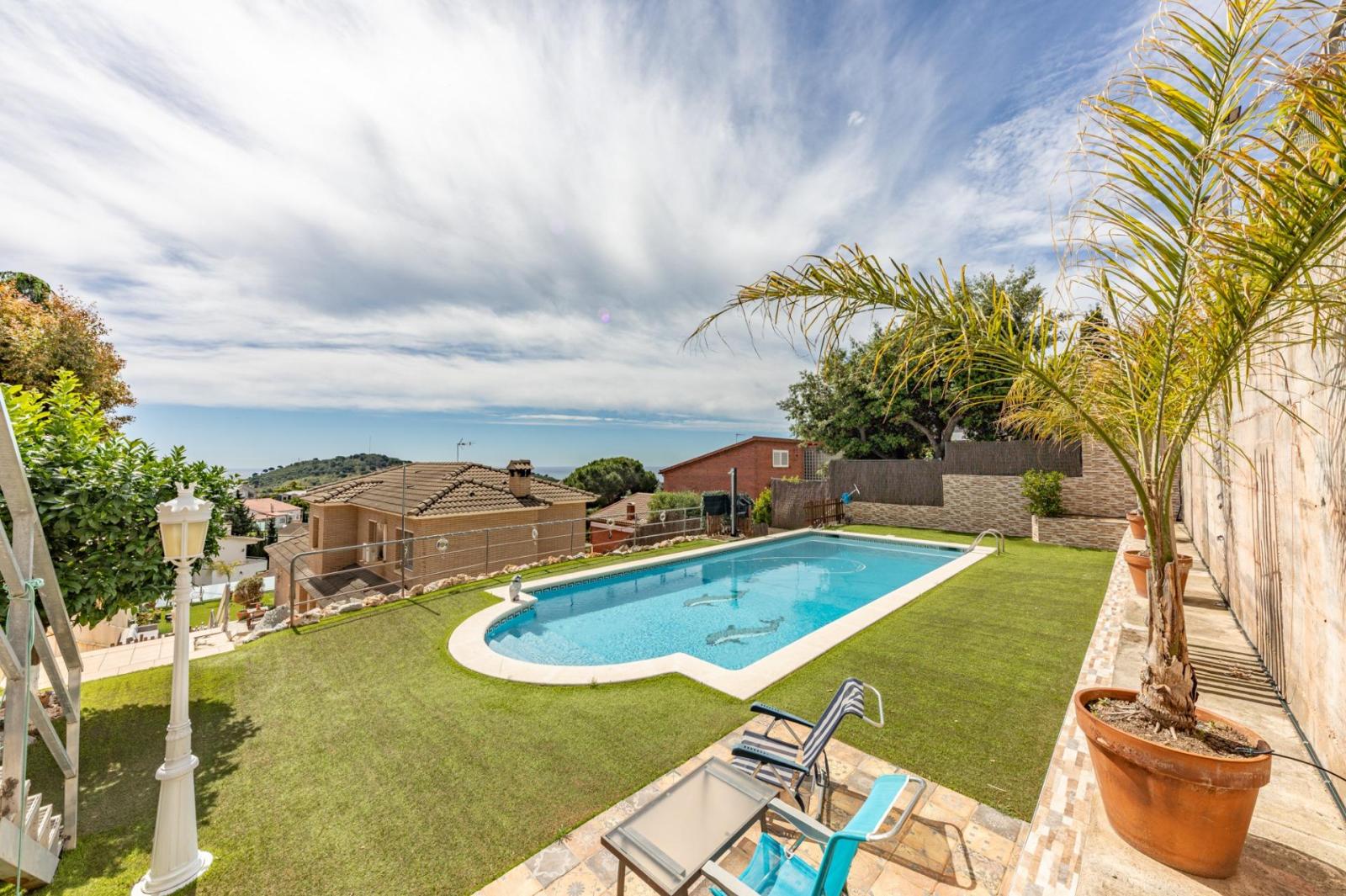 Chalet for Sale in Badalona