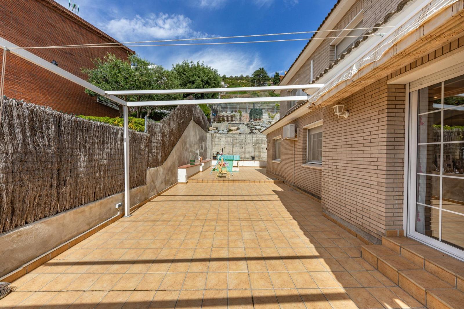 Chalet for Sale in Badalona