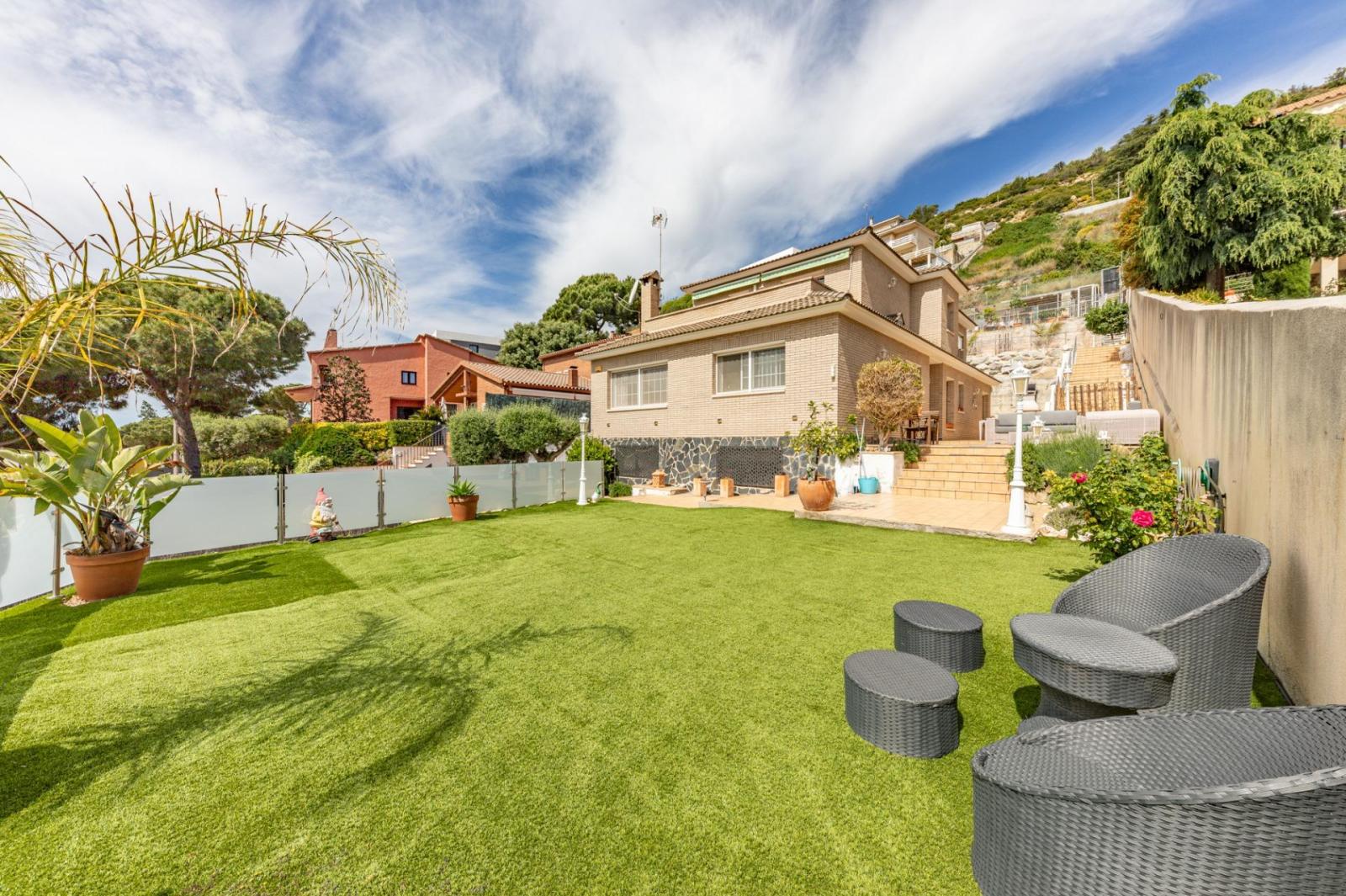Chalet for Sale in Badalona