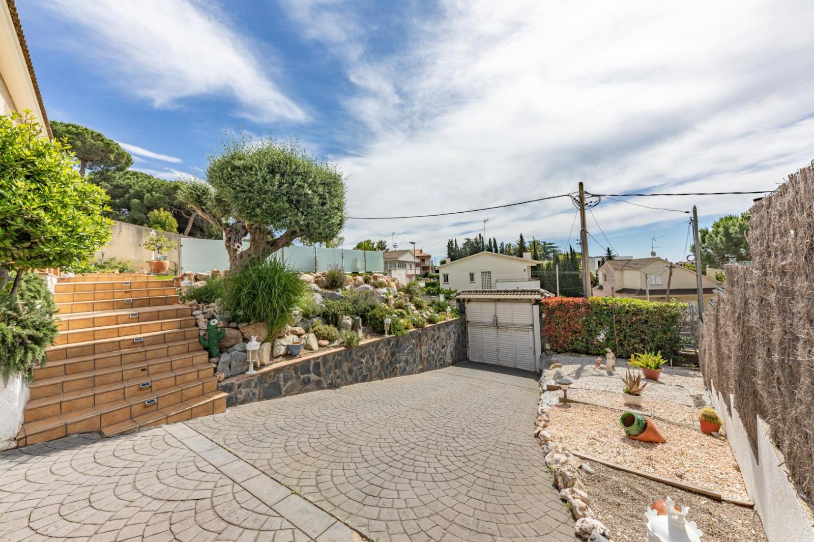 Chalet for Sale in Badalona