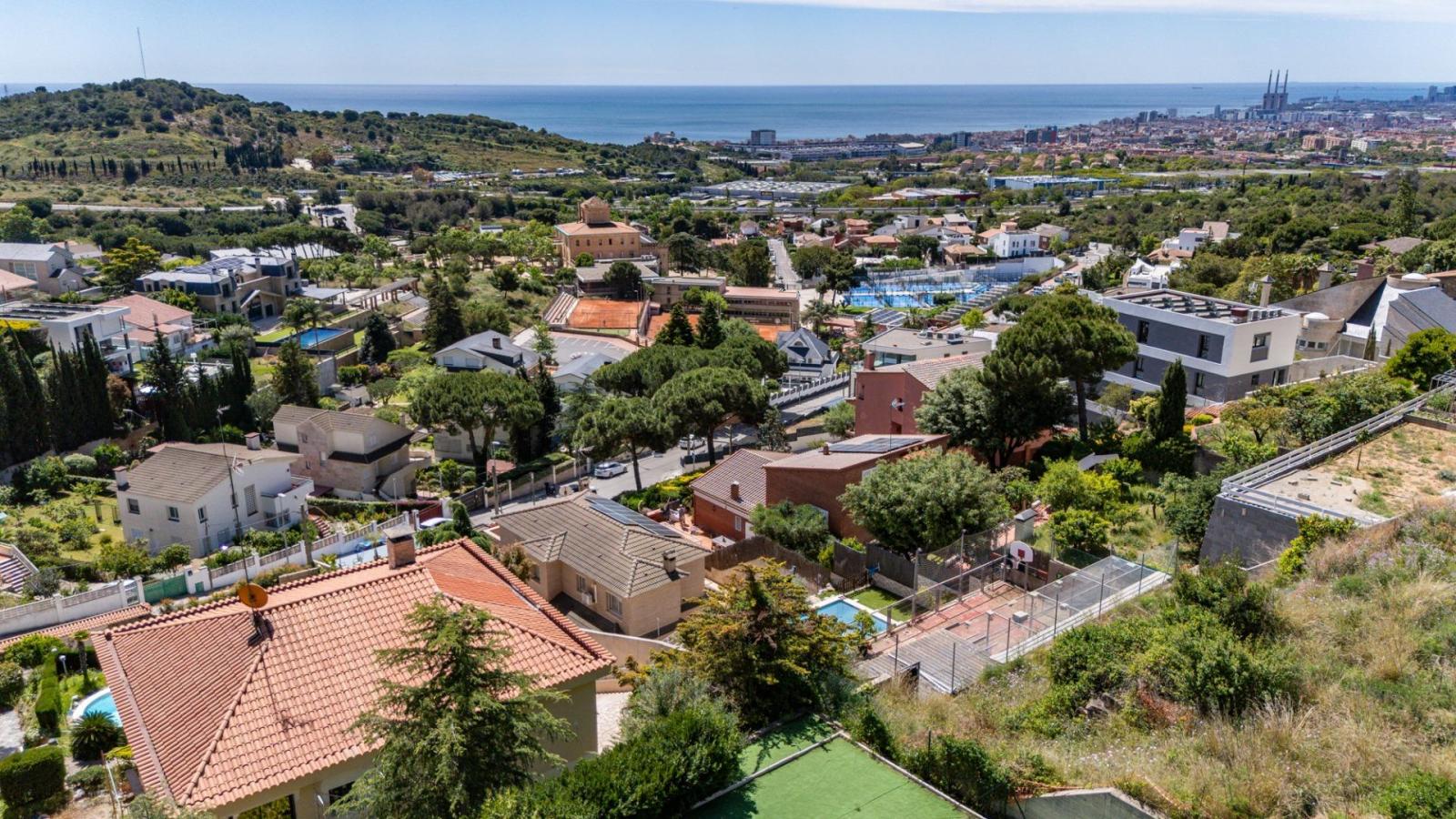Chalet for Sale in Badalona