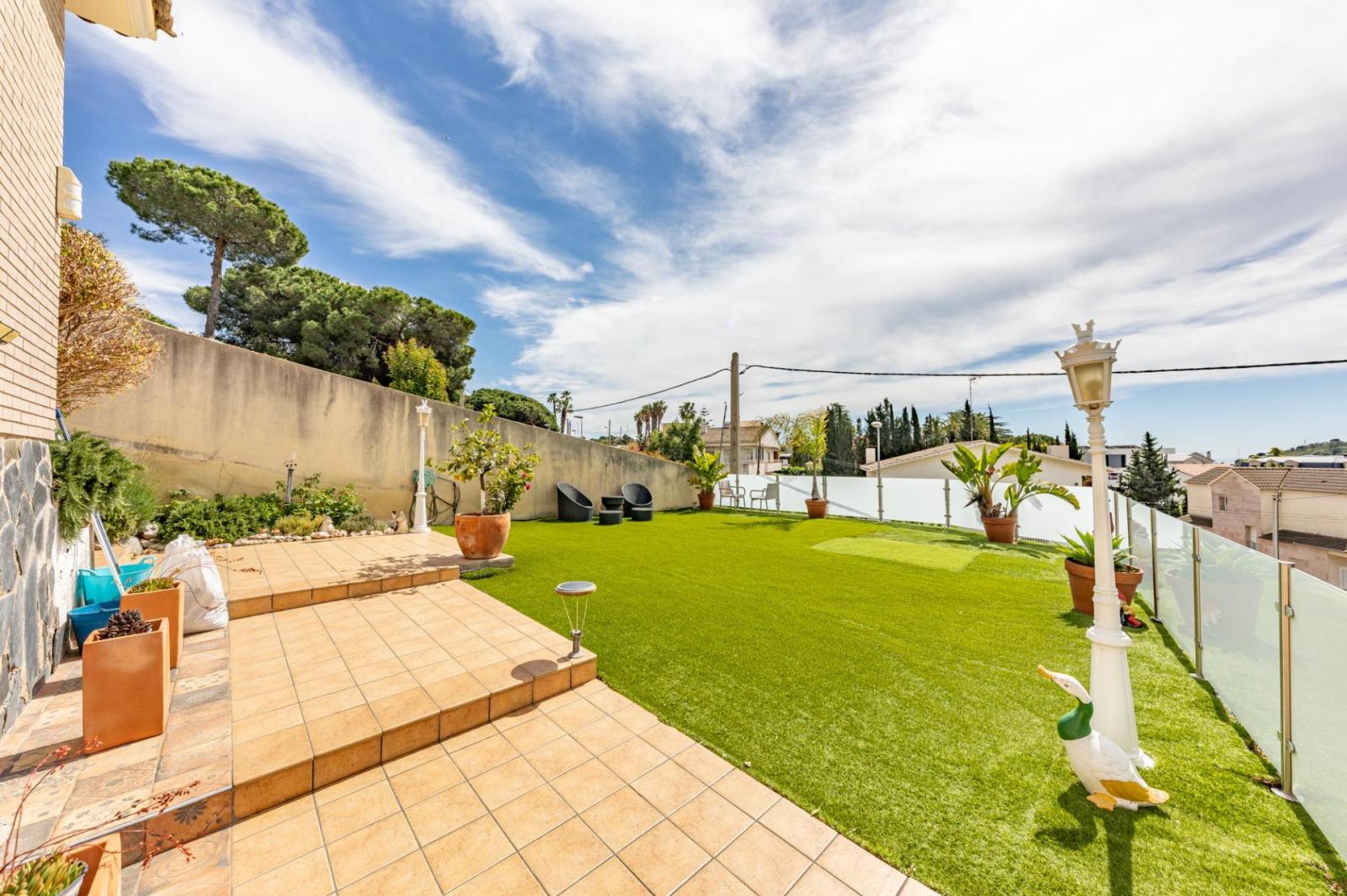 Chalet for Sale in Badalona