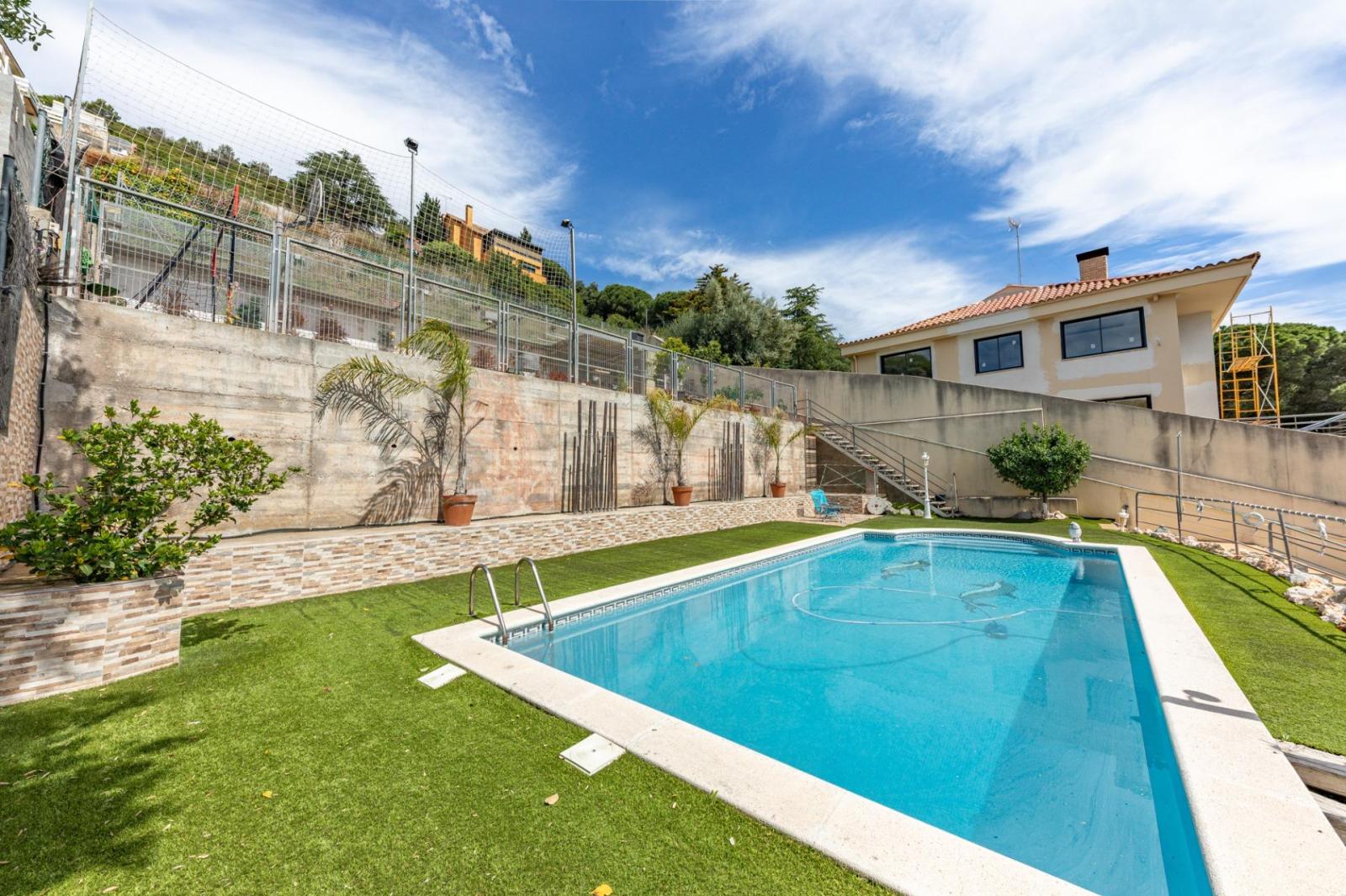 Chalet for Sale in Badalona