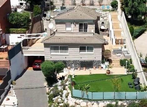 Chalet for Sale in Badalona