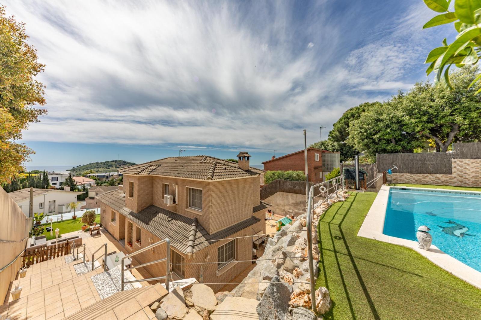Chalet for Sale in Badalona