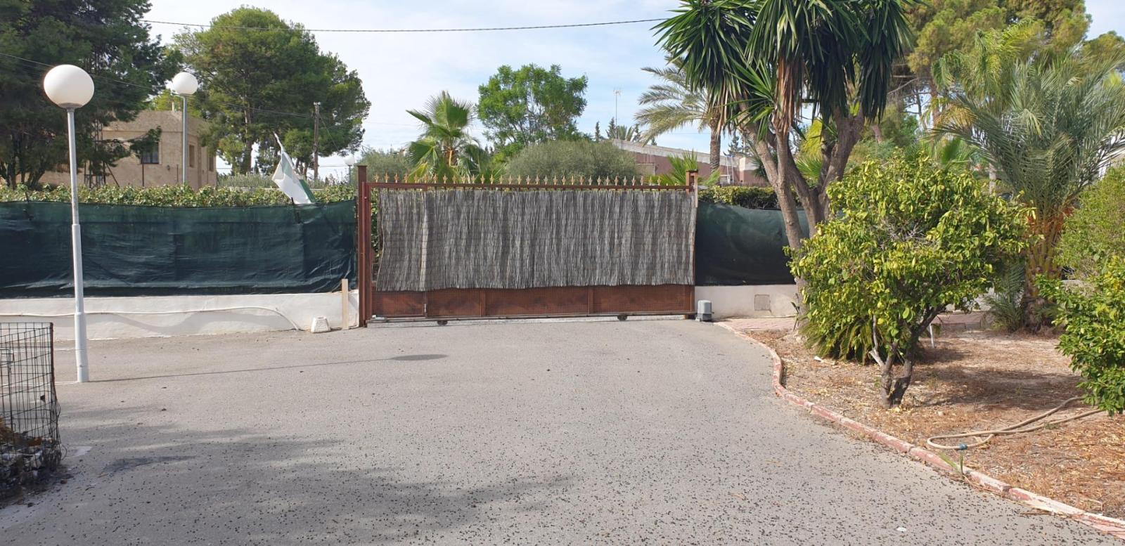 Chalet for Sale in Elche