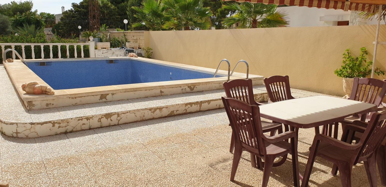 Chalet for Sale in Elche