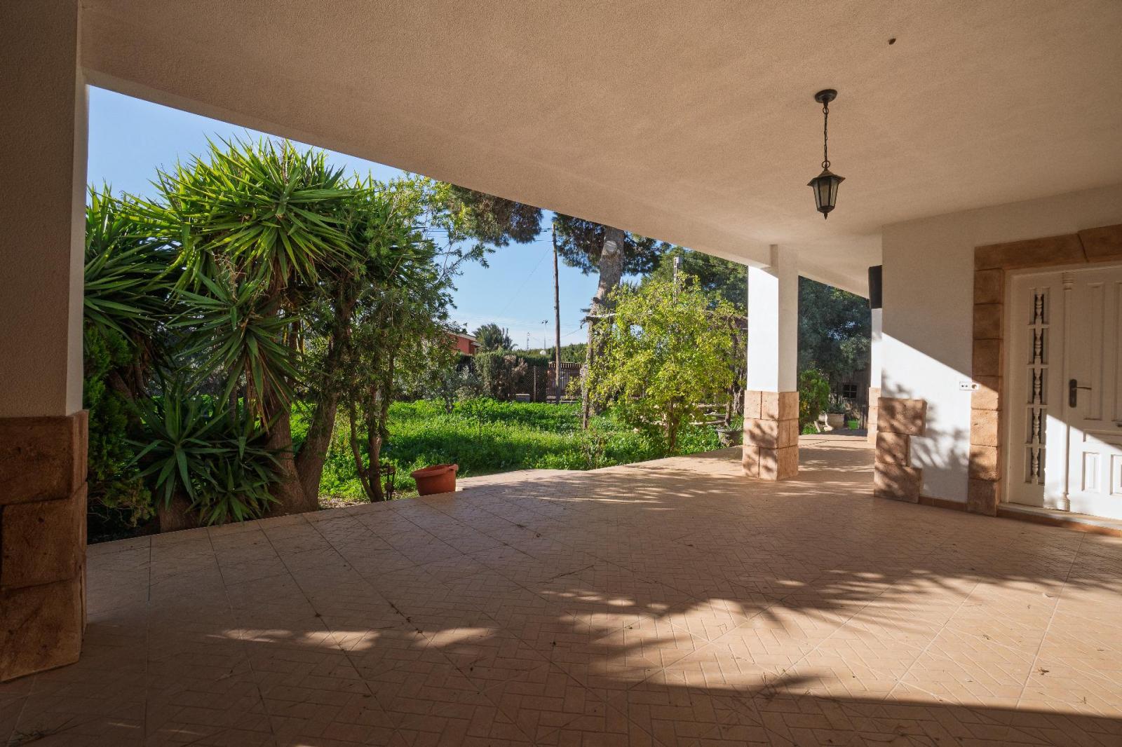 Chalet for Sale in Elche