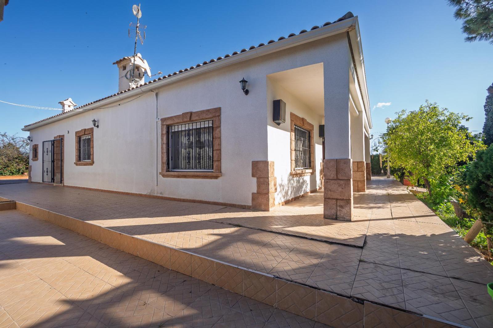 Chalet for Sale in Elche