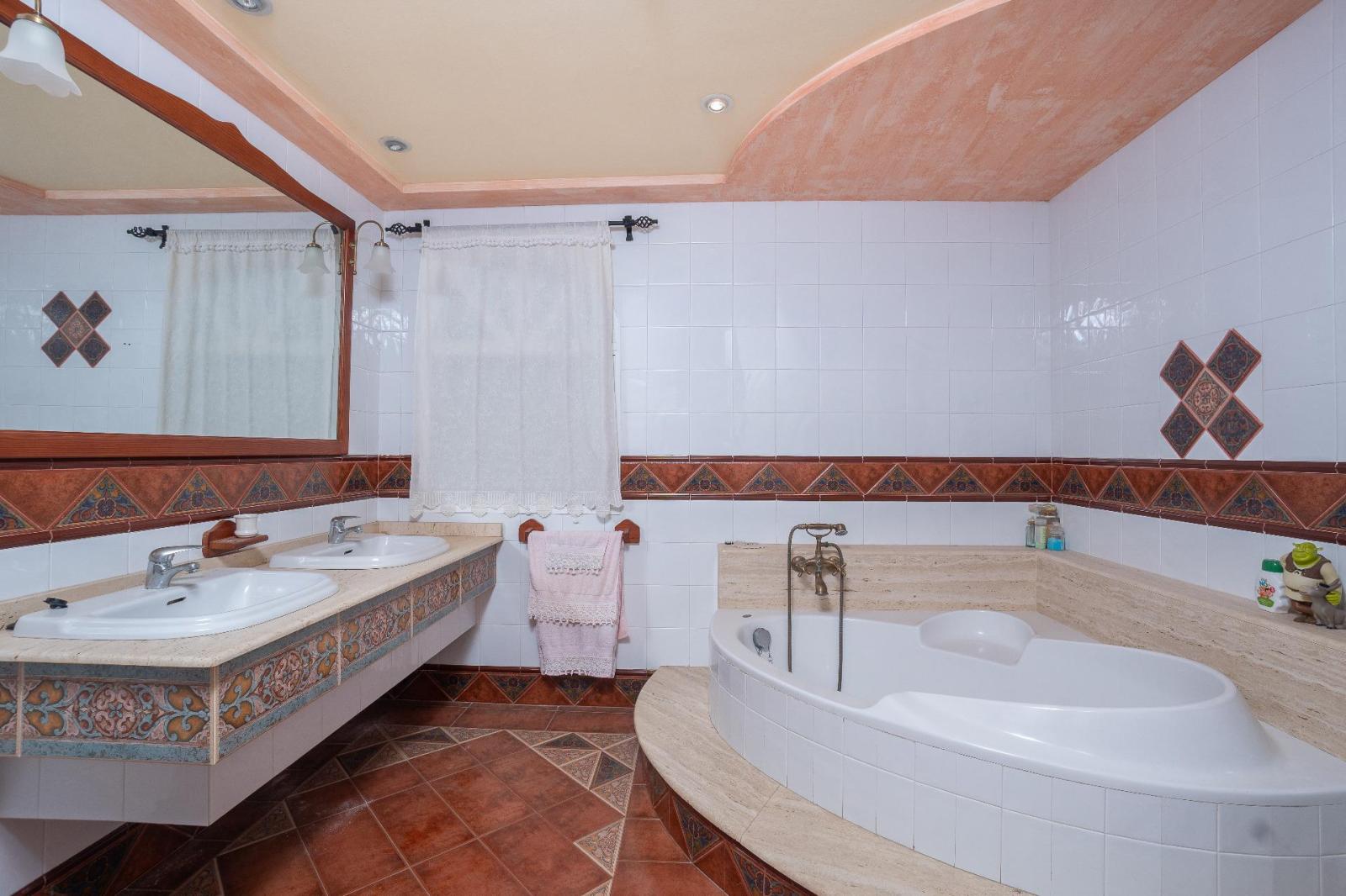 Chalet for Sale in Elche