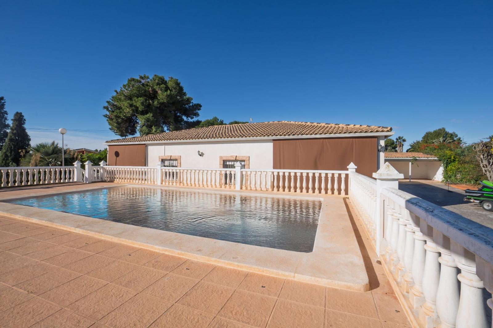 Chalet for Sale in Elche