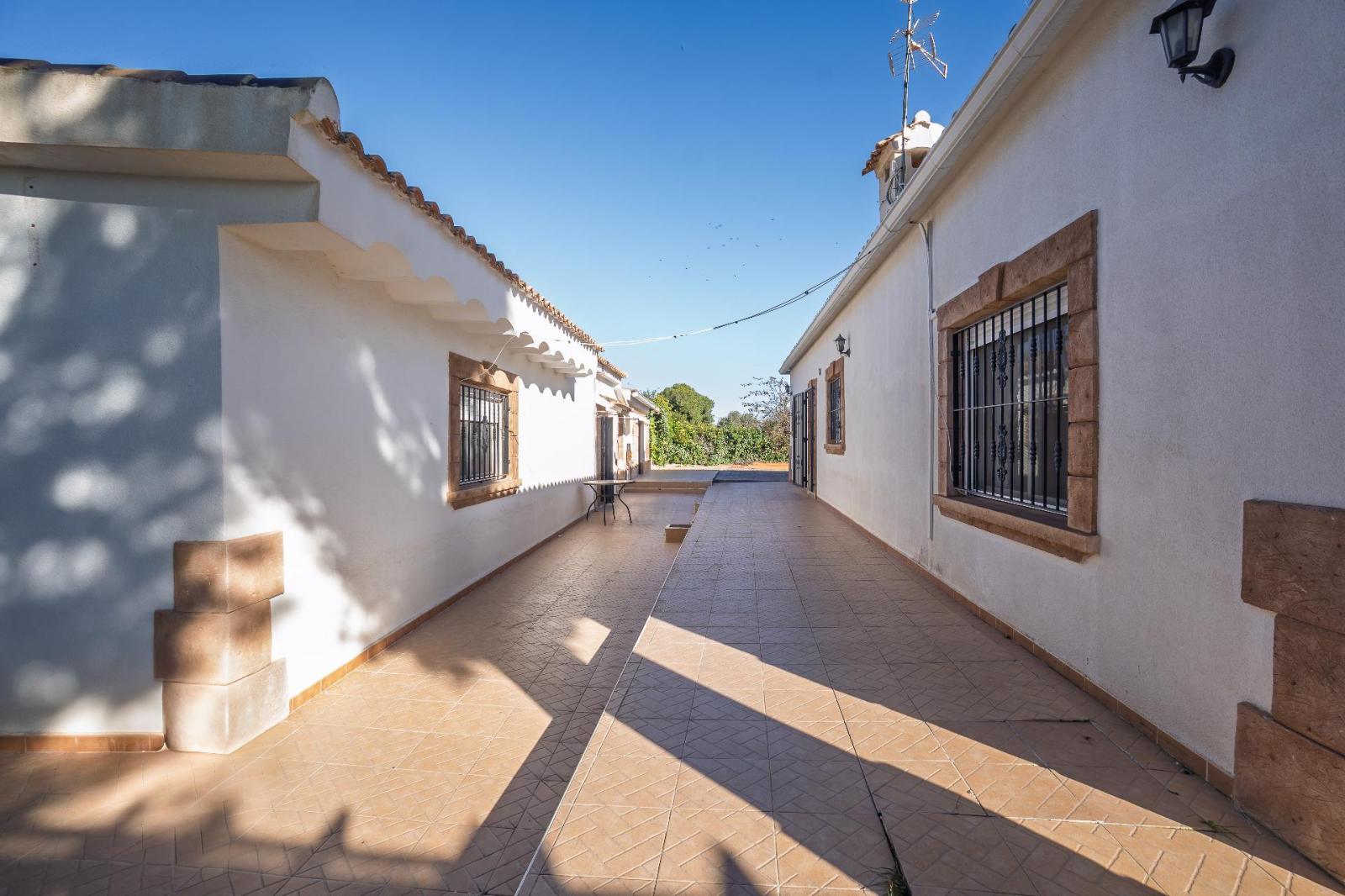 Chalet for Sale in Elche