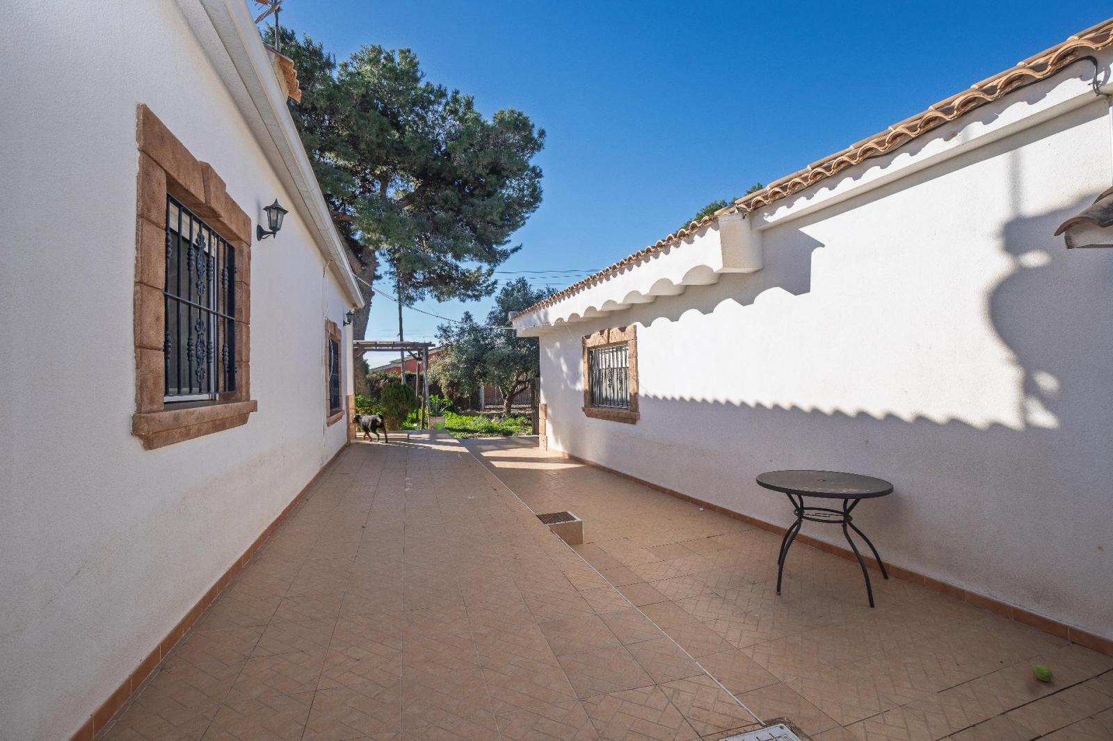 Chalet for Sale in Elche