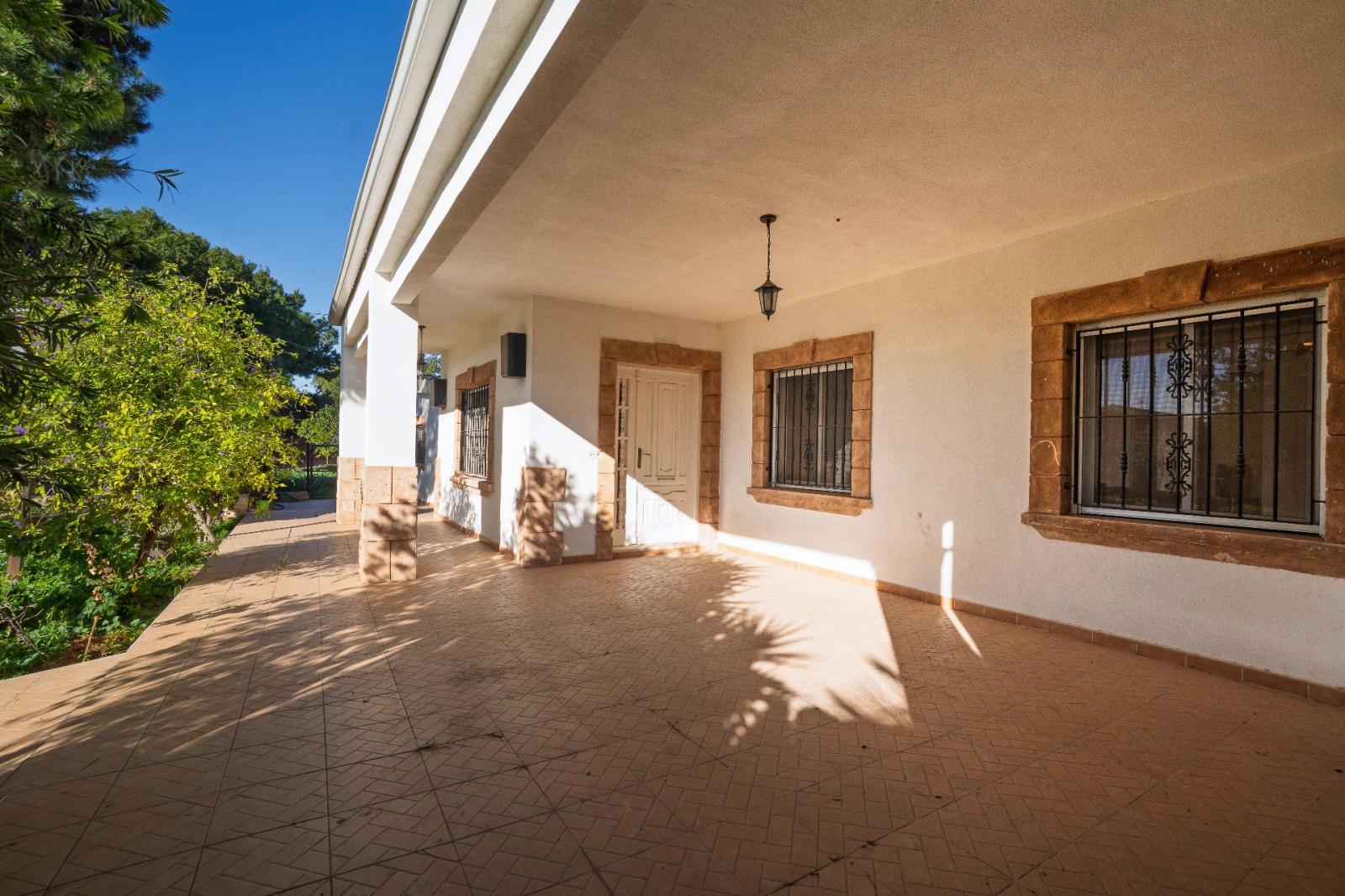 Chalet for Sale in Elche