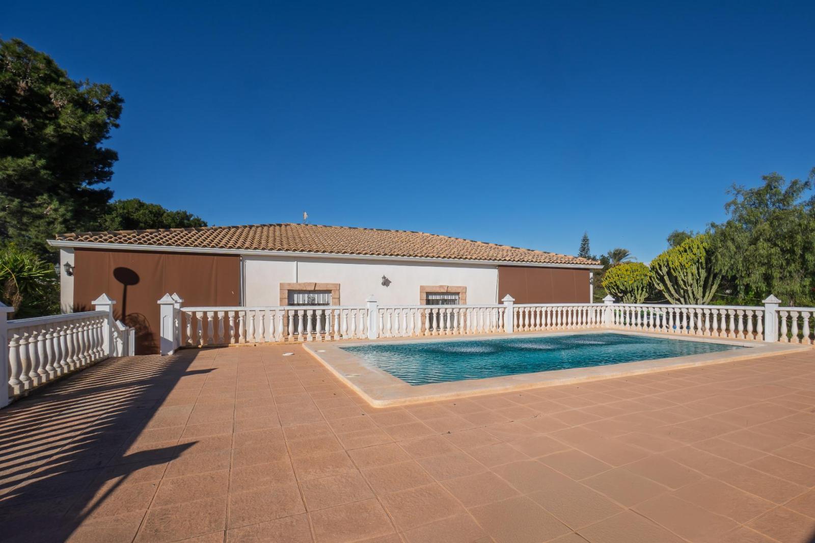 Chalet for Sale in Elche