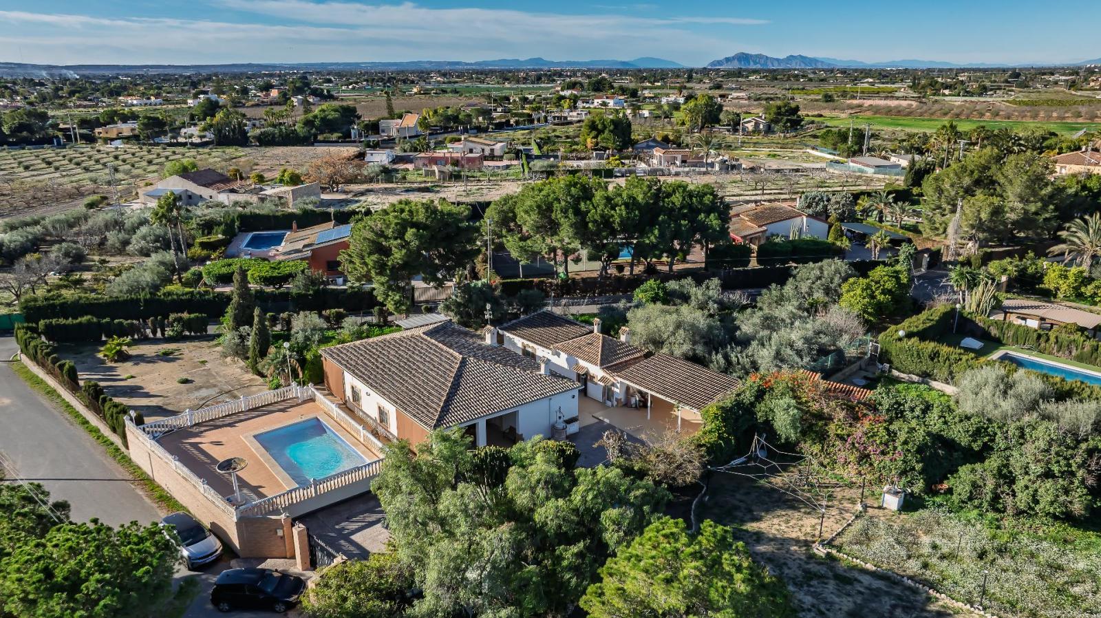 Chalet for Sale in Elche
