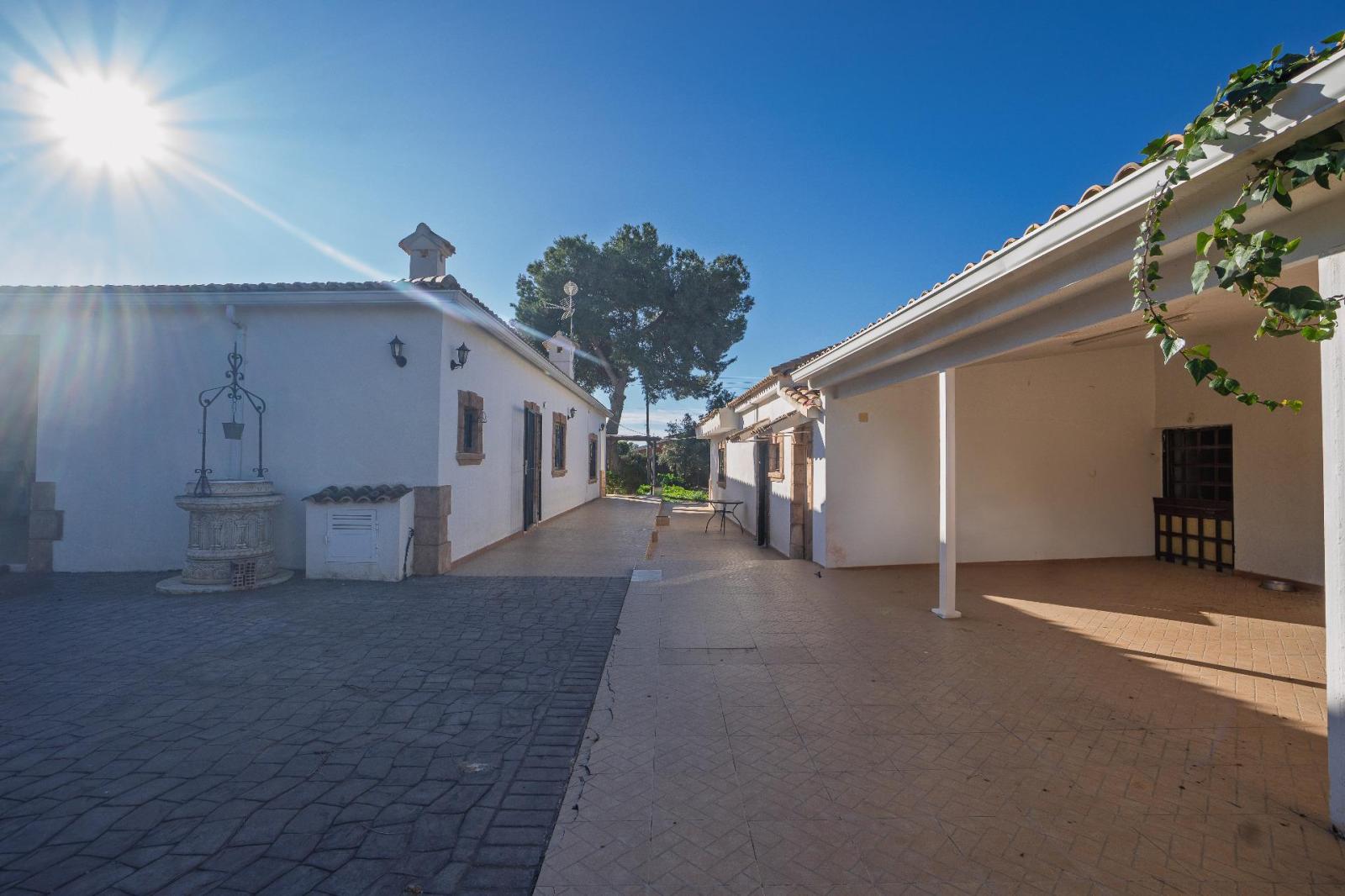 Chalet for Sale in Elche