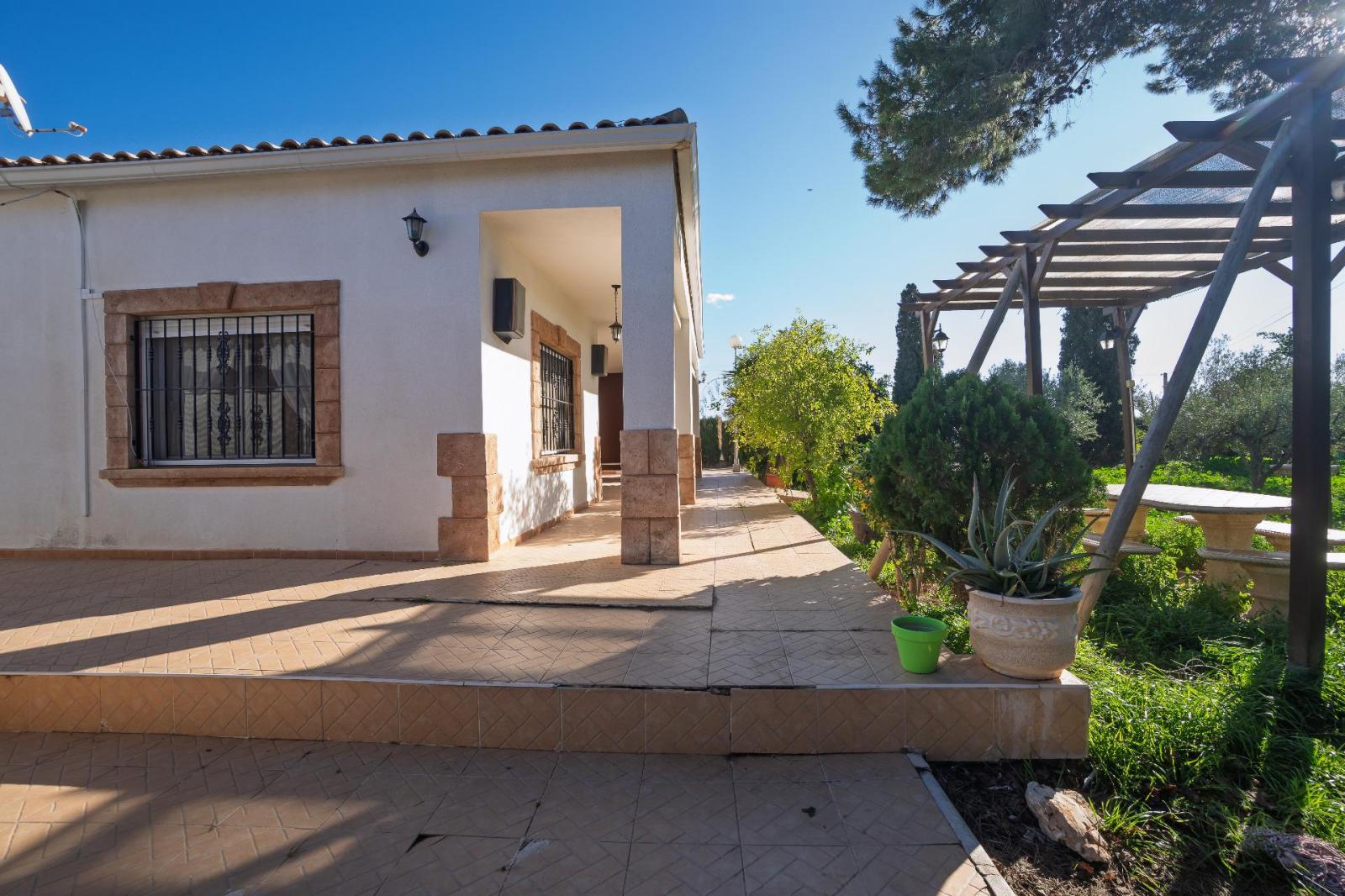 Chalet for Sale in Elche