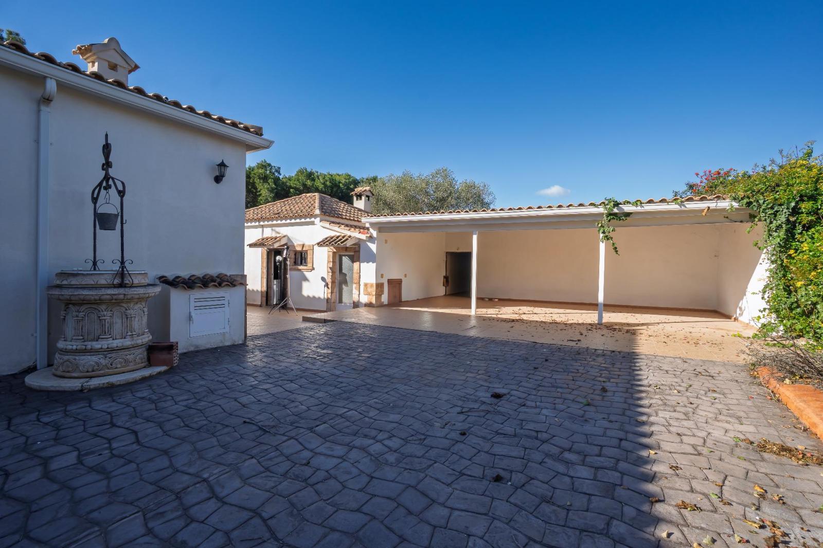 Chalet for Sale in Elche