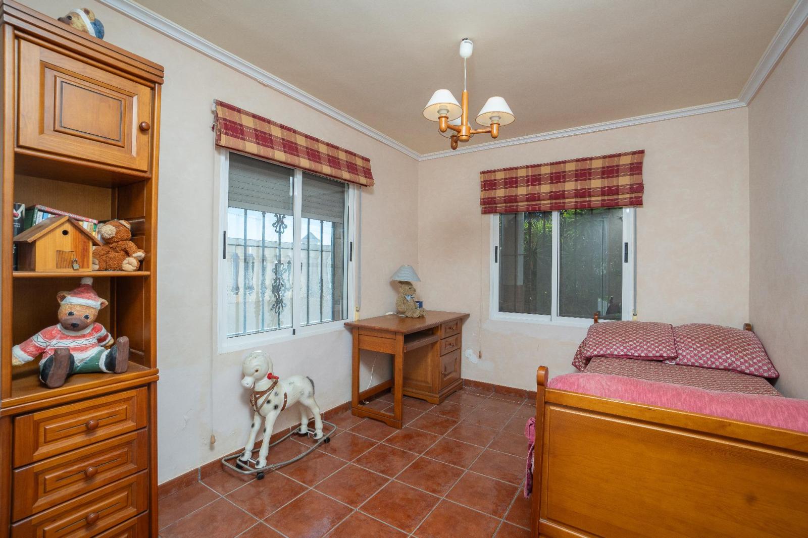 Chalet for Sale in Elche