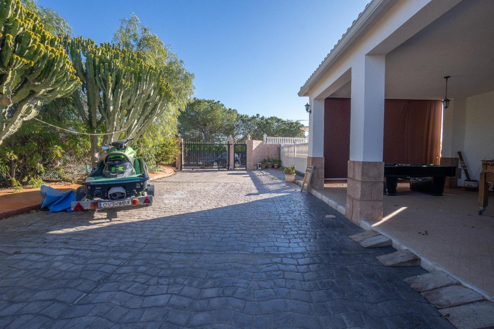 Chalet for Sale in Elche