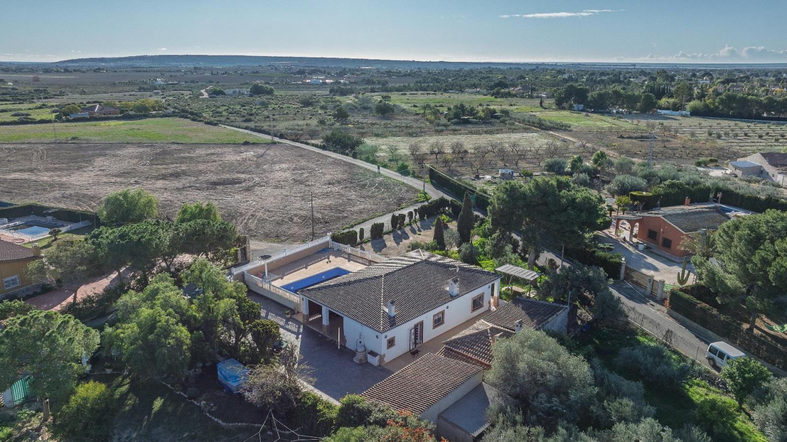 Chalet for Sale in Elche