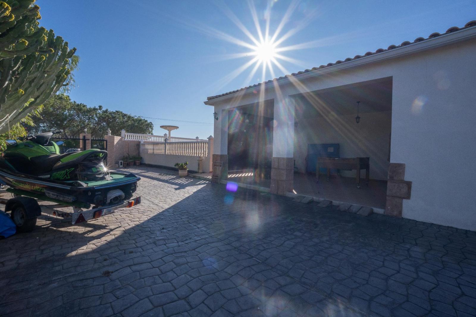 Chalet for Sale in Elche